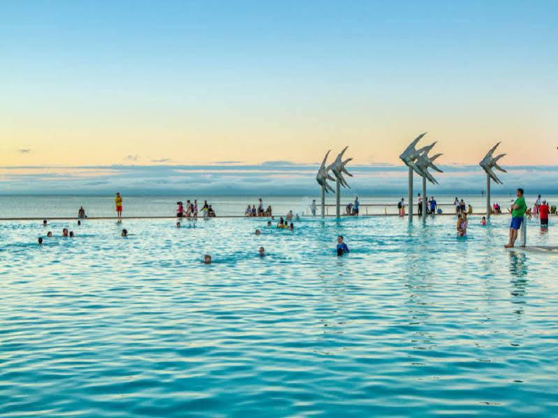 Oasis Inn Apartments Cairns Bagian luar foto
